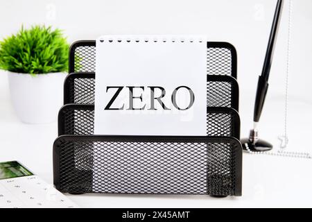 Zéro, mot écrit sur une feuille blanche dans un support noir sur fond blanc Banque D'Images