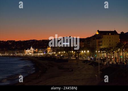 Nice, France - mars 26 2019 : coucher de soleil sur la Promenade des Anglais avec l'Hôtel Negresco, le Palais de la Méditerranée et le Méridien. Banque D'Images