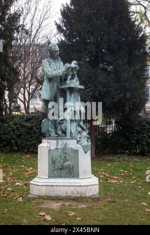 Paris, France - 21 novembre 2017 : Monument à Emmanuel Frémiet créé en 1913 par Henri Gréber. La statue de bronze est située dans le jardin des plantes Banque D'Images