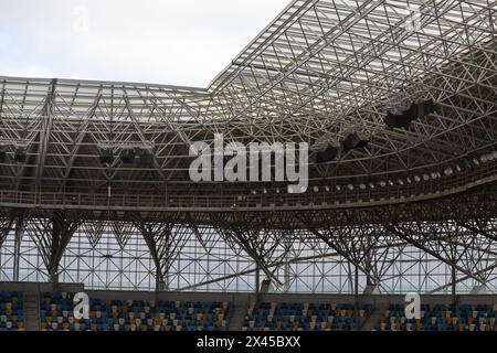 Lumières et haut-parleurs du stade de sport, toit du stade de football . Banque D'Images