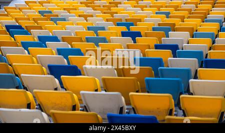 videz les sièges colorés sur les banquettes du stade. Banque D'Images