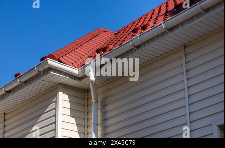 Bâtiment Maison moderne Construction avec coin de toit en métal, système de gouttière et protection de toit contre la planche à neige, barre à neige Garde-neige. Chasse-neige sur le toit Banque D'Images