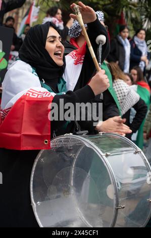 Le 27 avril, des milliers de personnes, dont beaucoup sont juives, se sont rassemblées sur la place du Parlement pour marcher vers Hyde Park, protestant contre le bombardement israélien de Gaza. Banque D'Images