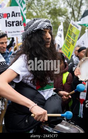 Le 27 avril, des milliers de personnes, dont beaucoup sont juives, se sont rassemblées sur la place du Parlement pour marcher vers Hyde Park, protestant contre le bombardement israélien de Gaza. Banque D'Images