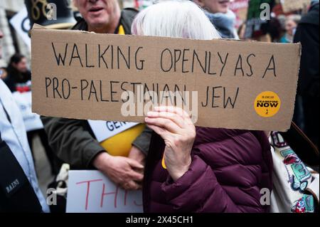 Le 27 avril, des milliers de personnes, dont beaucoup sont juives, se sont rassemblées sur la place du Parlement pour marcher vers Hyde Park, protestant contre le bombardement israélien de Gaza. Banque D'Images