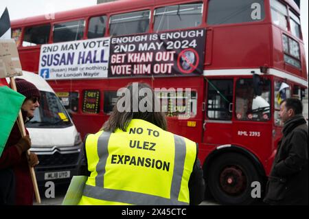 Le 27 avril dans le cadre de la campagne pour le maire de Londres campagne populaire contre ULEZ à Trafalgar Square Banque D'Images