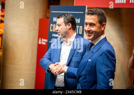 Rome, RM, Italie. 30 avril 2024. MATTEO SALVINI (à gauche, secrétaire du parti Lega et vice-premier ministre) et le général ROBERTO VANNACCI se serrent la main lors de la présentation du nouveau livre de Salvini. Le général, qui est récemment devenu célèbre pour son livre controversé, sera le candidat numéro un pour la Lega aux prochaines élections du Parlement européen en juin. (Crédit image : © Marco Di Gianvito/ZUMA Press Wire) USAGE ÉDITORIAL SEULEMENT! Non destiné à UN USAGE commercial ! Banque D'Images
