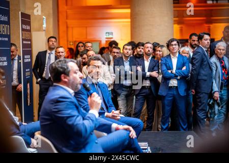 Rome, RM, Italie. 30 avril 2024. MATTEO SALVINI (à gauche, secrétaire du parti Lega et vice-premier ministre) prononce un discours lors de la présentation de son nouveau livre ''Controvento'' (à l'envers). Le général ROBERTO VANNACCI (à droite), récemment devenu célèbre pour son livre controversé, sera le candidat numéro un pour la Ligue aux prochaines élections du Parlement européen en juin. (Crédit image : © Marco Di Gianvito/ZUMA Press Wire) USAGE ÉDITORIAL SEULEMENT! Non destiné à UN USAGE commercial ! Banque D'Images