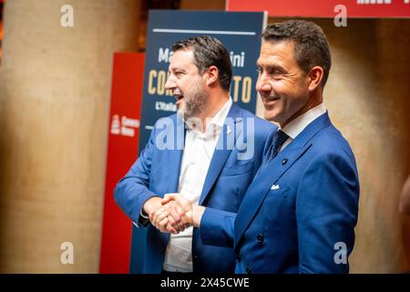 Rome, RM, Italie. 30 avril 2024. MATTEO SALVINI (à gauche, secrétaire du parti Lega et vice-premier ministre) et le général ROBERTO VANNACCI se serrent la main lors de la présentation du nouveau livre de Salvini. Le général, qui est récemment devenu célèbre pour son livre controversé, sera le candidat numéro un pour la Lega aux prochaines élections du Parlement européen en juin. (Crédit image : © Marco Di Gianvito/ZUMA Press Wire) USAGE ÉDITORIAL SEULEMENT! Non destiné à UN USAGE commercial ! Banque D'Images