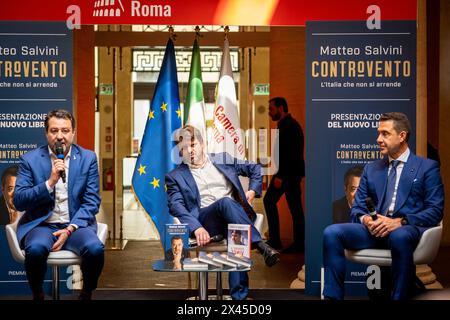 Rome, RM, Italie. 30 avril 2024. MATTEO SALVINI (à gauche, secrétaire du parti Lega et vice-premier ministre) prononce un discours lors de la présentation de son nouveau livre ''Controvento'' (à l'envers). Le général ROBERTO VANNACCI (à droite), récemment devenu célèbre pour son livre controversé, sera le candidat numéro un pour la Ligue aux prochaines élections du Parlement européen en juin. (Crédit image : © Marco Di Gianvito/ZUMA Press Wire) USAGE ÉDITORIAL SEULEMENT! Non destiné à UN USAGE commercial ! Banque D'Images