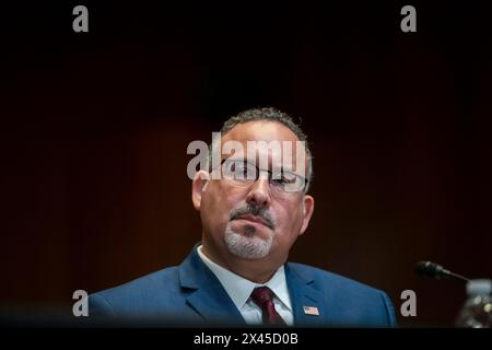 Miguel Cardona, secrétaire du Département de l'éducation DES ÉTATS-UNIS, comparaît devant un comité des crédits du Sénat - sous-comité du travail, de la santé et des services sociaux, et de l'éducation, audience pour examiner les prévisions budgétaires et la justification pour l'exercice financier 2025 du ministère de l'éducation, dans l'édifice des bureaux du Sénat Dirksen à Washington, DC, le mardi 30 avril 2024. Crédit : Rod Lamkey/CNP/MediaPunch Banque D'Images