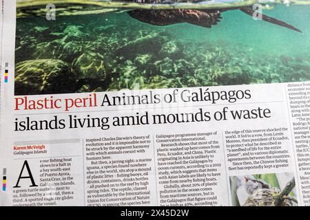 « Les animaux en péril plastique des îles Galapagos vivent au milieu de monticules de déchets » le journal Guardian a pour titre la pollution environnementale 24 avril 2024 Londres Royaume-Uni Banque D'Images