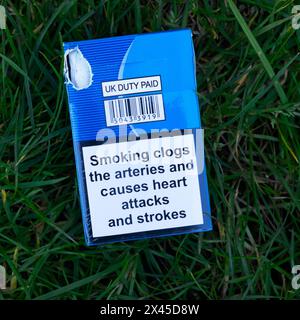 Paquet de cigarettes Richmond Tobacco cigarette avertissement 'fumer obstrue les artères, provoque des crises cardiaques AVC' sur fond d'herbe Grande-Bretagne Royaume-Uni 2024 Banque D'Images