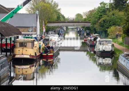 Uxbridge, Royaume-Uni. 27 avril 2024. Bateaux et barges amarrés sur le Grand Union canal à Uxbridge dans le quartier londonien de Hillingdon. Crédit : Maureen McLean/Alamy Banque D'Images