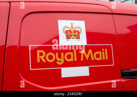 Uxbridge, Royaume-Uni. 27 avril 2024. Un van Royal mail à Uxbridge dans le quartier londonien de Hillingdon. Crédit : Maureen McLean/Alamy Banque D'Images