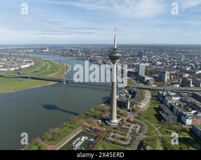 Vue d'ensemble de la ville et de l'horizon de Dusseldorf, capitale de l'État allemand de Rhénanie du Nord-Westphalie. Le Rheinturm, tour de télévision, le rhin, bureau Banque D'Images