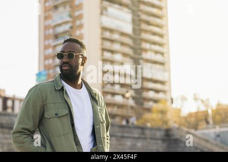 beau et attrayant afro américain homme avec des lunettes de soleil. reflète de la lumière du soleil Banque D'Images