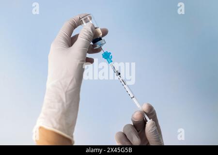 Seringue à main avec vaccin. Covid-19 Banque D'Images