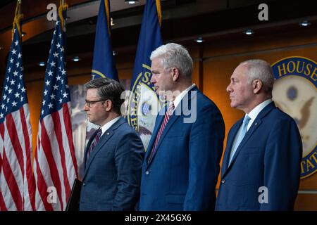 Washington, États-Unis. 30 avril 2024. Président de la Chambre Mike Johnson, R-LA, représentant des États-Unis Tom Emmer, R-MN, leader de la majorité à la Chambre des États Steve Scalise, R-LA, lors d'une conférence de presse hebdomadaire au Capitole des États-Unis à Washington, DC le mardi 30 avril 2024. Photo de Annabelle Gordon/UPI. Crédit : UPI/Alamy Live News Banque D'Images