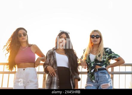 Portrait de trois amies féminines multiethniques avec des lunettes de soleil à l'extérieur dans la ville Banque D'Images