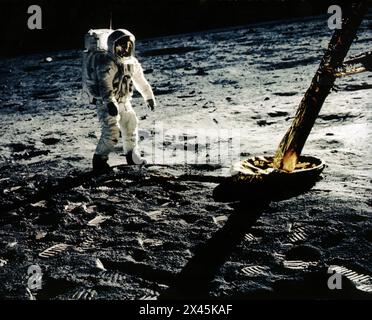 La première mission d'atterrissage lunaire habitée, Apollo 11, le 16 juillet 1969 avec les astronautes Neil A. Armstrong, commandant ; Michael Collins, module de commandement (cm) Banque D'Images