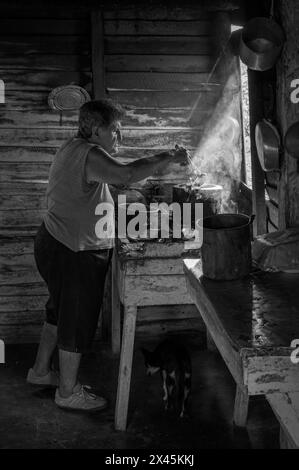 Une femme cultivatrice de café dans la ferme préparant du café sur un café à feu ouvert, près de Vinales, Cuba Banque D'Images