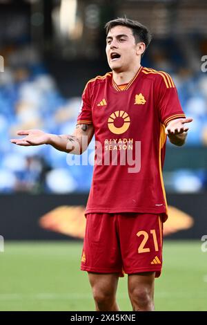 Paulo Dybala de l'AS Roma gestes lors du match de Serie A TIM entre la SSC Napoli et L'AS Roma au stade Diego Armando Maradona à Naples, en Italie, en avril Banque D'Images