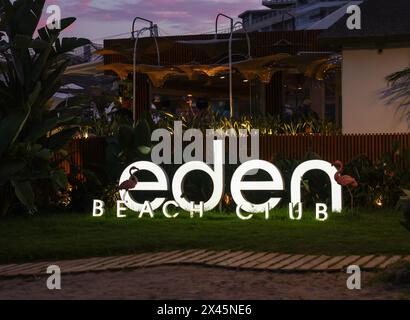 Torremolinos, Espagne - 18 septembre 2023 : Eden Beach Club club de plage préféré gay avec de la bonne musique, un service amical et une bonne ambiance à Bajondillo Banque D'Images