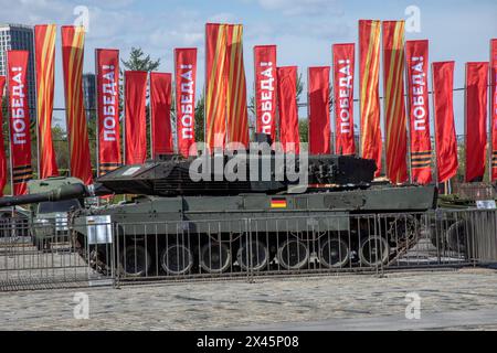 Moscou, Russie. 30 avril 2024. Le matériel militaire capturé par des militaires russes dans la zone de l'opération militaire spéciale de la Russie, est exposé au complexe commémoratif de la seconde Guerre mondiale du Victory Park à Moscou, en Russie. L'exposition du ministère russe de la Défense, qui présente plus de 30 articles de matériel militaire, s'ouvre à Victory Park le 1er mai. Banque D'Images