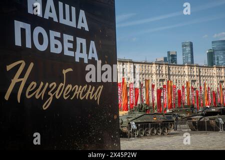 Moscou, Russie. 30 avril 2024. Le matériel militaire capturé par des militaires russes dans la zone de l'opération militaire spéciale de la Russie, est exposé au complexe commémoratif de la seconde Guerre mondiale du Victory Park à Moscou, en Russie. L'exposition du ministère russe de la Défense, qui présente plus de 30 articles de matériel militaire, s'ouvre à Victory Park le 1er mai. Banque D'Images