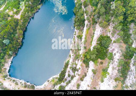 vue aérienne aérienne par drone d'une ancienne carrière de pierre abandonnée Banque D'Images