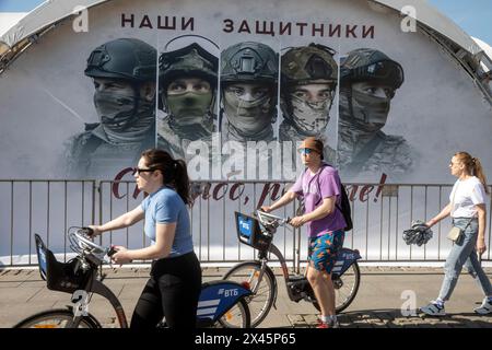 Moscou, Russie. 30 avril 2024. Des gens sont vus sur la colline Poklonnaya de Moscou où le matériel militaire capturé par des militaires russes dans la zone de l'opération militaire spéciale de la Russie, à Moscou, en Russie Banque D'Images