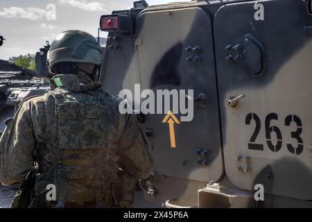 Moscou, Russie. 30 avril 2024. Des soldats russes gardent une zone avec des véhicules militaires blindés qui appartenaient à l'armée ukrainienne exposés au complexe commémoratif de la seconde Guerre mondiale du Victory Park à Moscou, en Russie. L'armée russe a exposé à Moscou une partie de l'équipement capturé par les forces ukrainiennes Banque D'Images