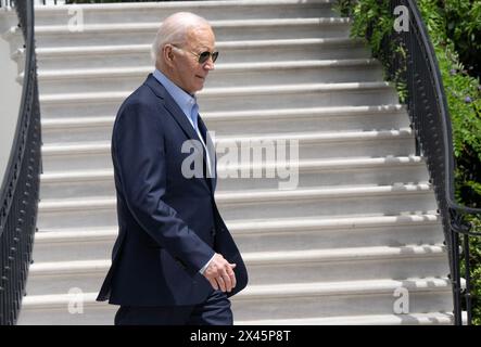 Washington, États-Unis. 30 avril 2024. Le président des États-Unis Joe Biden quitte la pelouse sud de la Maison Blanche à Washington, DC USA en route pour Wilmington, Delaware le mardi 30 avril 2024. Pendant son séjour à Wilmington, le président participera à des événements de campagne. Crédit : Ron Sachs/Pool via CNP crédit : Abaca Press/Alamy Live News Banque D'Images