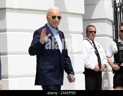 Washington, États-Unis. 30 avril 2024. Le président des États-Unis Joe Biden fait signe aux médias alors qu'il quitte la pelouse sud de la Maison Blanche à Washington, DC, États-Unis, en route vers Wilmington, Delaware, le mardi 30 avril 2024. Pendant son séjour à Wilmington, le président participera à des événements de campagne. Crédit : Ron Sachs/Pool via CNP crédit : Abaca Press/Alamy Live News Banque D'Images