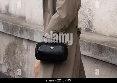 Milan, Italie - 22 février 2024 : femme porte un sac Prada, détails de tenue de blogger de mode, style de rue Banque D'Images