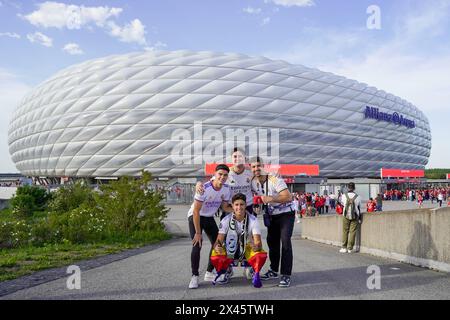 Munich, Allemagne. 30 avril 2024. Munich, Allemagne, 30 avril 2024 : les fans du Real Madrid devant le stade Allianz Arena avant le match de demi-finale de l'UEFA Champions League entre le FC Bayern Munich et le Real Madrid à l'Allianz Arena de Munich, en Allemagne. (Daniela Porcelli/SPP) crédit : CORDON PRESS/Alamy Live News Banque D'Images