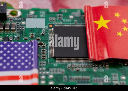Un concept économique politique technologique avec le drapeau national chinois et américain une carte de circuits imprimés à semi-conducteurs. Banque D'Images