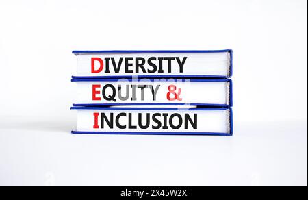 DEI diversité, symbole d'équité et d'inclusion. Mots conceptuels DEI diversité équité et inclusion dans les livres. beau fond blanc. Business DEI diversi Banque D'Images