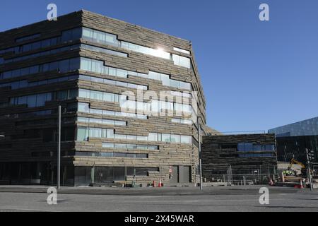 Bâtiment en construction près du Harpa à Reykjavik, Islande. Banque D'Images