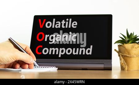 Symbole de composé organique volatil COV. Concept words composé organique volatil VOC sur un beau comprimé noir. Beau fond blanc. VOC d'affaires Banque D'Images