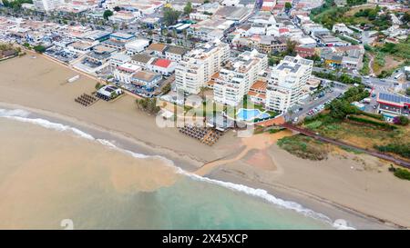 Fuengirola Espagne, vue aérienne sur la côte de la mer et les bâtiments. Photo drone de la ville côtière Banque D'Images
