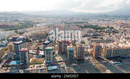 Fuengirola Espagne, vue aérienne sur la côte de la mer et les bâtiments. Photo drone de la ville côtière Banque D'Images