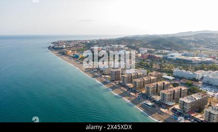 Fuengirola Espagne, vue aérienne sur la côte de la mer et les bâtiments. Photo drone de la ville côtière Banque D'Images