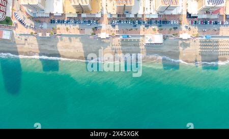 Fuengirola Espagne, vue aérienne sur la côte de la mer et les bâtiments. Photo drone de la ville côtière Banque D'Images