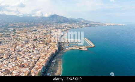 Fuengirola Espagne, vue aérienne sur la côte de la mer et les bâtiments. Photo drone de la ville côtière Banque D'Images