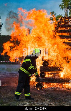 Zbysov, République tchèque. 30 avril 2024. Walpurgis Night - incendie des sorcières à Zbysov près de Brno, République tchèque, 30 avril 2024. Crédit : Patrik Uhlir/CTK photo/Alamy Live News Banque D'Images