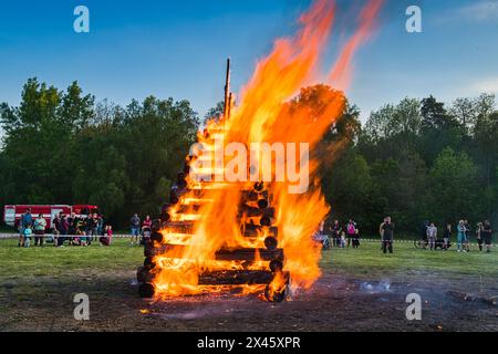 Zbysov, République tchèque. 30 avril 2024. Walpurgis Night - incendie des sorcières à Zbysov près de Brno, République tchèque, 30 avril 2024. Crédit : Patrik Uhlir/CTK photo/Alamy Live News Banque D'Images