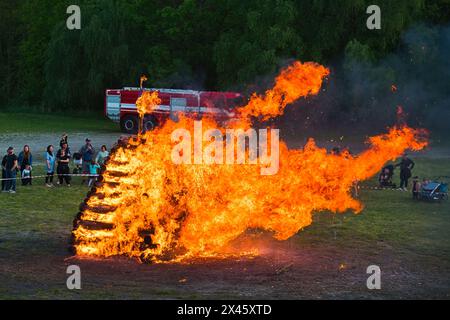 Zbysov, République tchèque. 30 avril 2024. Walpurgis Night - incendie des sorcières à Zbysov près de Brno, République tchèque, 30 avril 2024. Crédit : Patrik Uhlir/CTK photo/Alamy Live News Banque D'Images