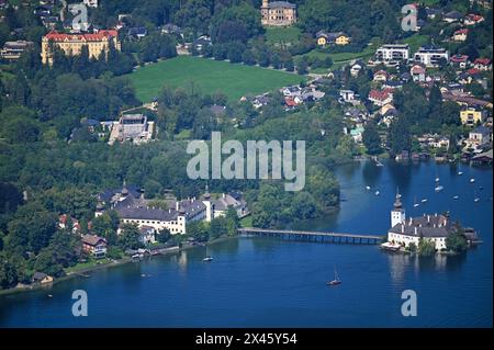 Vue panoramique du château d'eau médiéval Schloss Ort Orth sur le lac Traunsee à Gmunden Autriche Banque D'Images